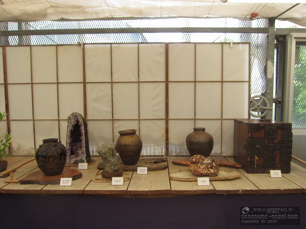 （左から）瀬戸焼壷（室町期）、アメジスト、孔雀石、常滑焼壺（室町期）、瑪瑙、信楽焼壷（室町期）、舟箪笥（江戸期）